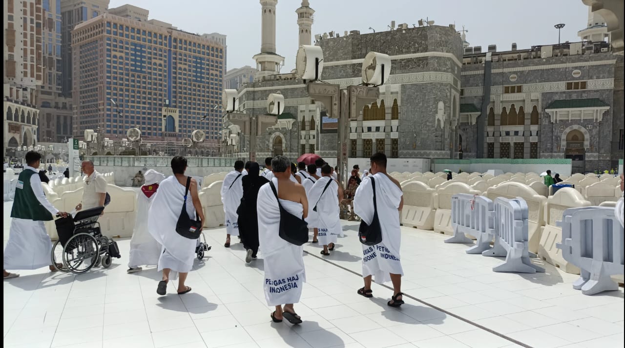 Petugas Siaga 24 Jam di Masjidil Haram Petugas Siaga 24 Jam di Masjidil Haram
