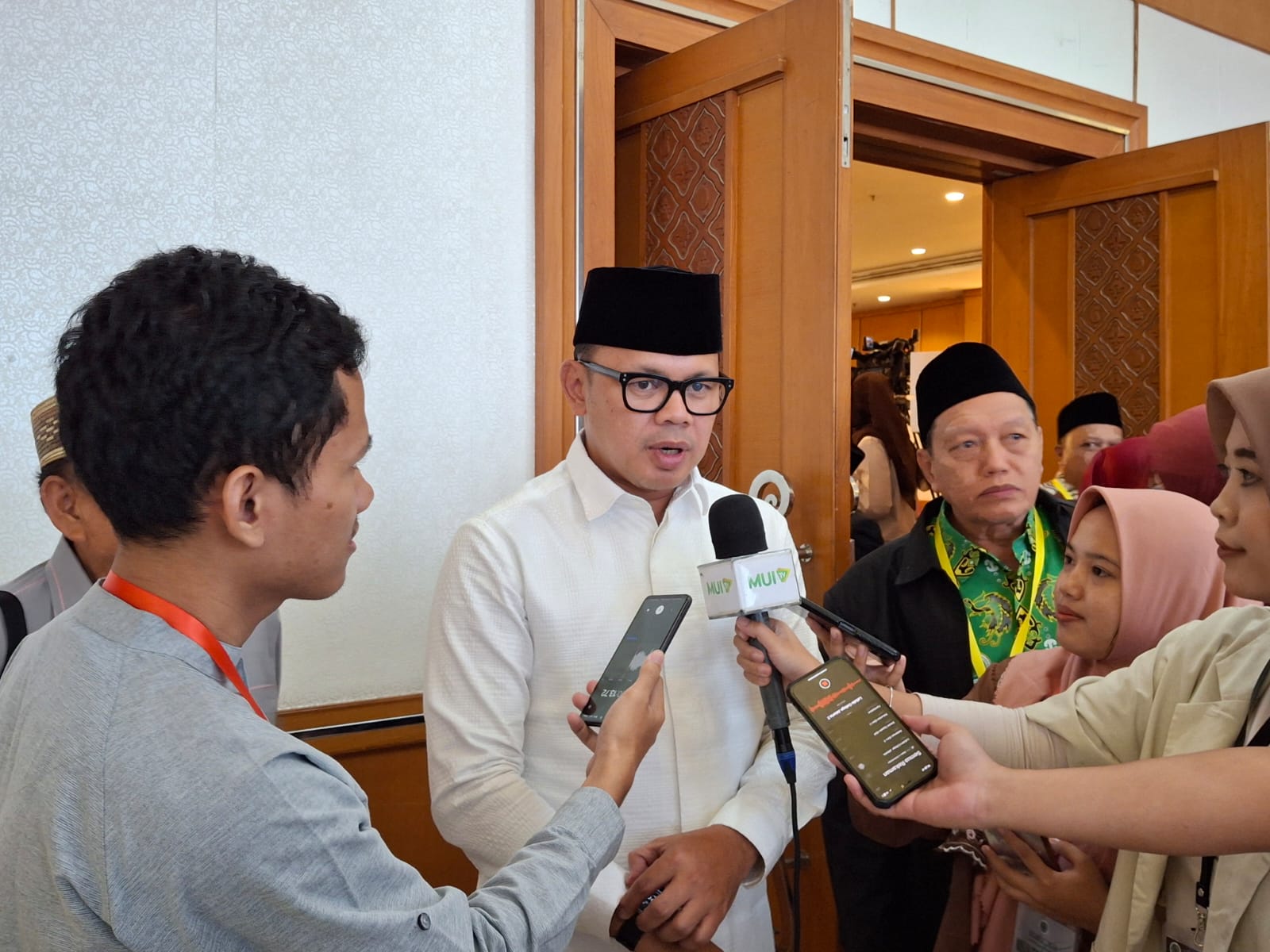 Wamendagri Bima Arya Nilai Kerja Sama dengan MUI Mutlak Dilakukan untuk Indonesia Emas 2045 Wamendagri Bima Arya Nilai Kerja Sama dengan MUI Mutlak Dilakukan untuk Indonesia Emas 2045