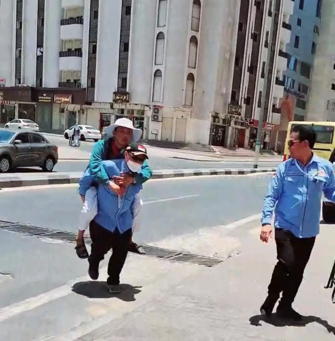 Di Bawah Terik Makkah, Pejabat Inspektorat Gendong Jamaah Di Bawah Terik Makkah, Pejabat Inspektorat Gendong Jamaah