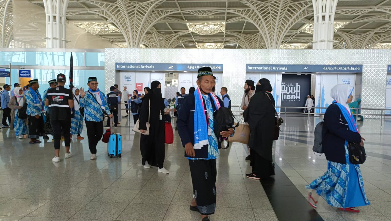 Rombongan Jamaah Haji Plus Tiba Perdana di Madinah Rombongan Jamaah Haji Plus Tiba Perdana di Madinah