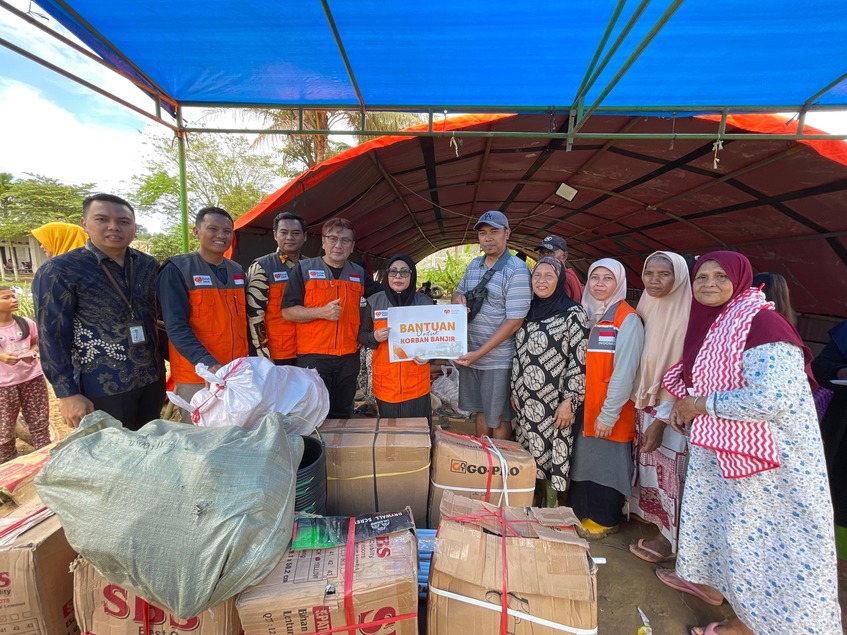 Bersama Rumah Zakat, Ketua MUI Bidang PRK Salurkan Bantuan Korban Bencana Sumatera Barat