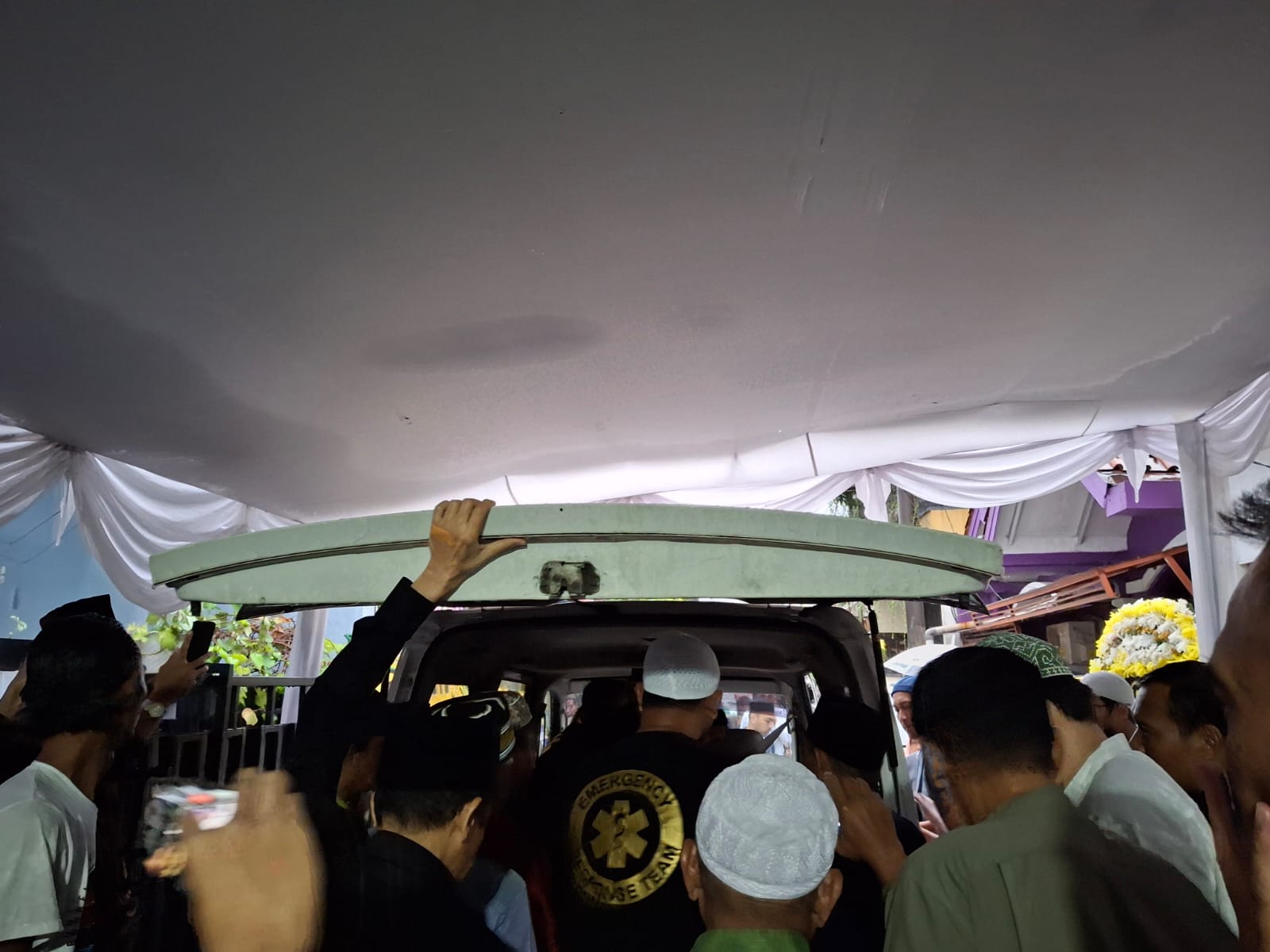 Diiringi Hujan Deras, Jenazah Alm KH Lukmanul Hakim Tiba di Rumah Duka di Vila Ciomas Indah Bogor