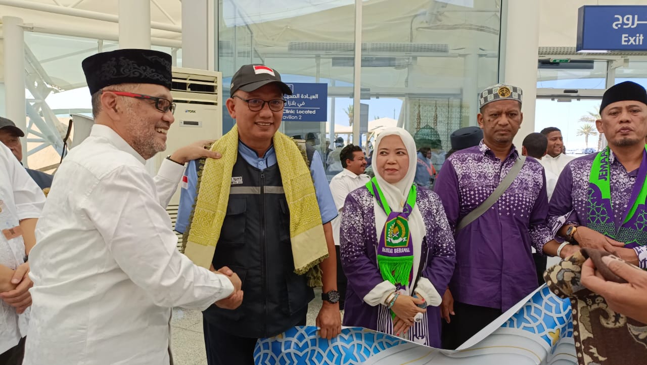 Kepala BPH Lepas Kepulangan Jamaah Haji Kloter UPG 2 di Bandara Madinah Kepala BPH Lepas Kepulangan Jamaah Haji Kloter UPG 2 di Bandara Madinah