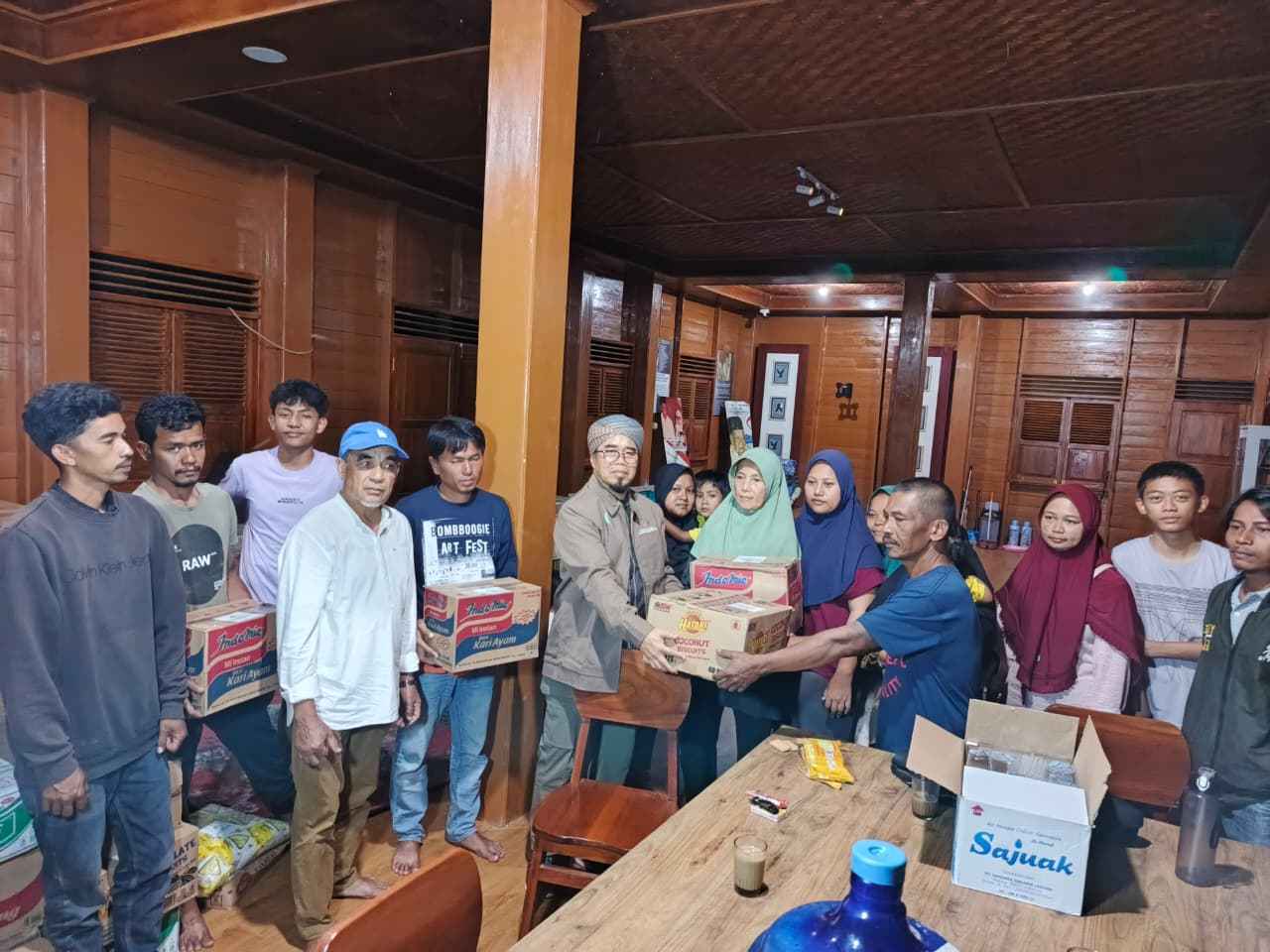 Ketua Umum MUI Sumbar Salurkan Bantuan Langsung ke Lokasi Bencana yang Terisolasi