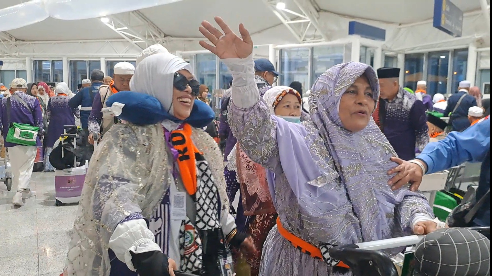388 Jamaah Haji Diterbangkan pada Pemulangan Perdana dari Bandara Madinah 388 Jamaah Haji Diterbangkan pada Pemulangan Perdana dari Bandara Madinah