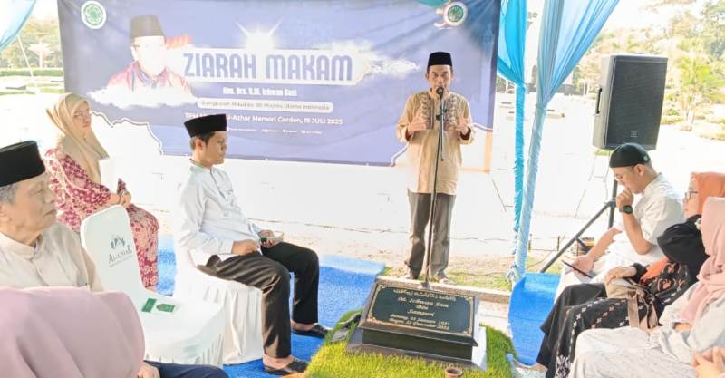 Tapak Tilas Kiai Ichwan Sam Pungkasi Ziarah Jelang Milad Emas MUI Tapak Tilas Kiai Ichwan Sam Pungkasi Ziarah Jelang Milad Emas MUI