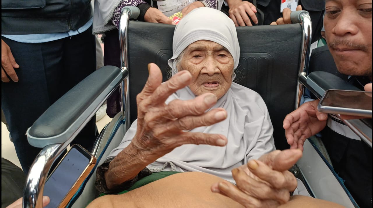 Catatan dari Tanah Suci: Penantian Panjang Mbah Sumbuk, Berhaji di Usia 109 Tahun Catatan dari Tanah Suci: Penantian Panjang Mbah Sumbuk, Berhaji di Usia 109 Tahun