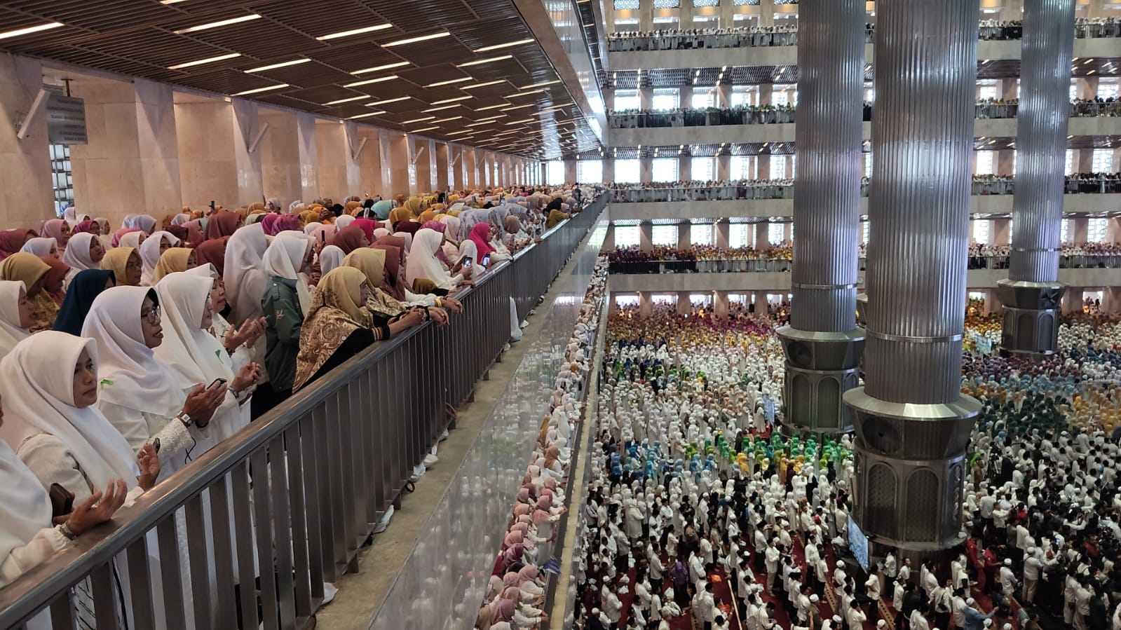 Masjid Istiqlal Dipadati Puluhan Ribu Jamaah, Doakan Keselamatan Bangsa