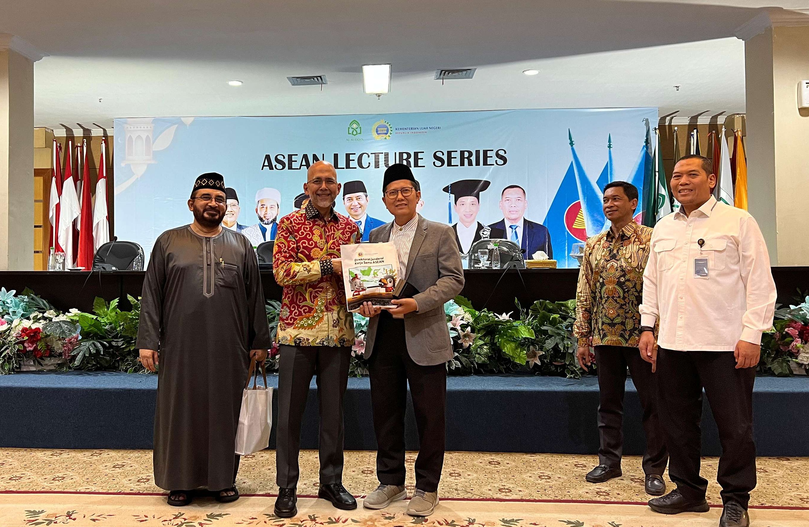Kiai Cholil: Islam Asia Tenggara Dinilai Layak Jadi Role Model Harmoni Umat di Dunia Kiai Cholil: Islam Asia Tenggara Dinilai Layak Jadi Role Model Harmoni Umat di Dunia