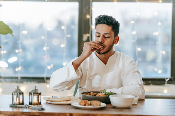 Bolehkah Berbuka Mengikuti Adzan Maghrib yang Paling Cepat? Simak Penjelasan Ini