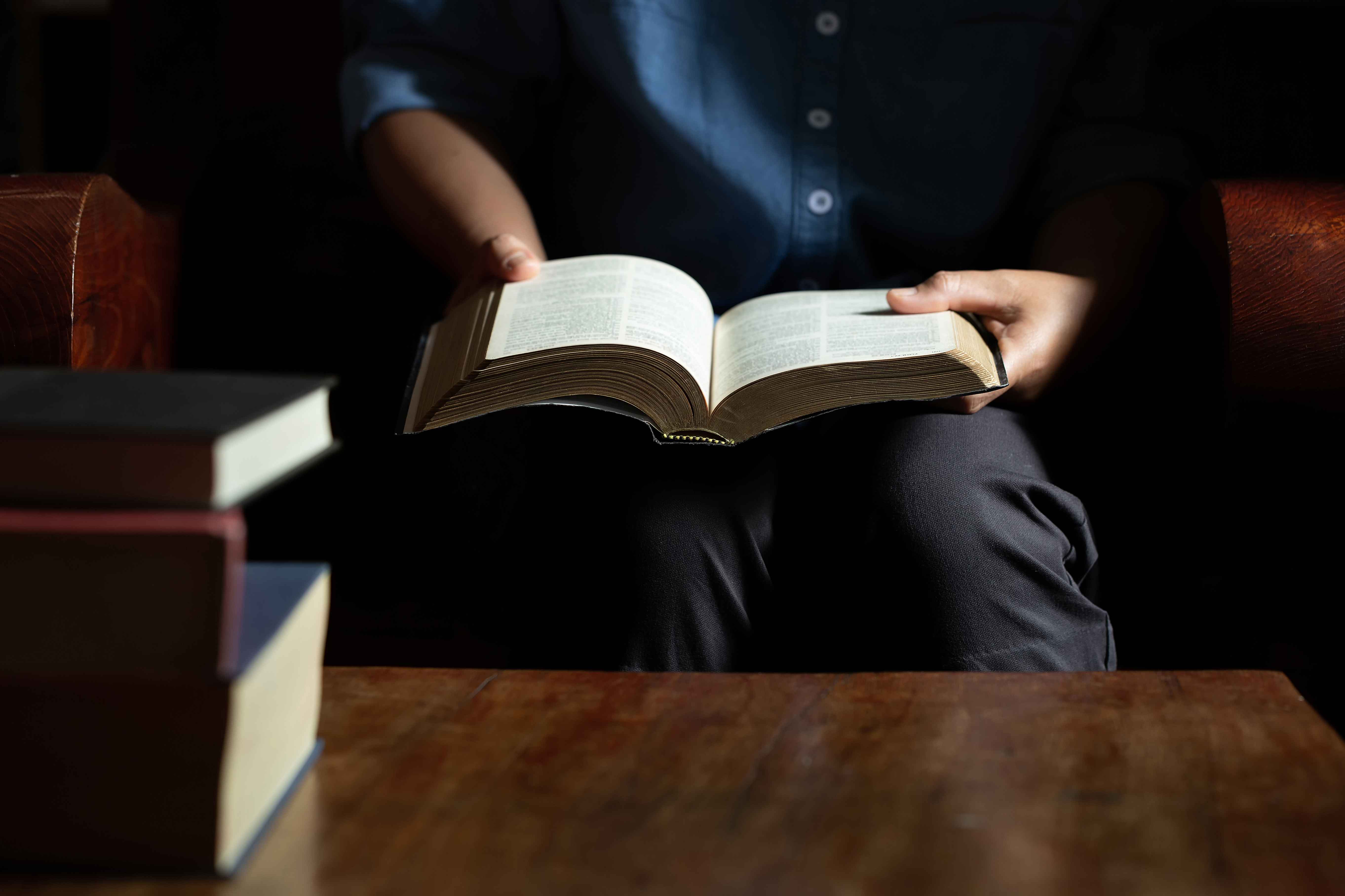 Baca dan Kaji Injil untuk Studi Ilmiah, Bagaimana Hukumnya?