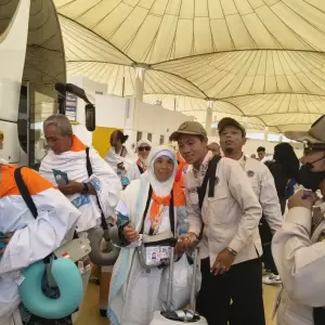 Painah (Tengah) bersama petugas