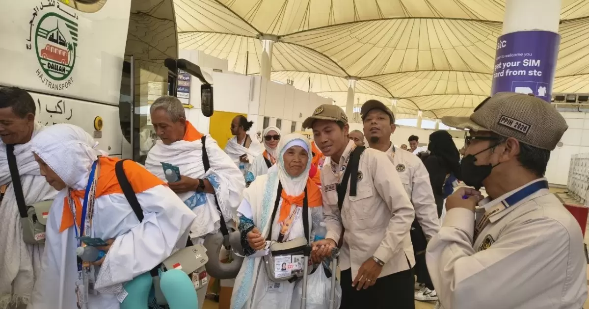 Painah (Tengah) bersama petugas
