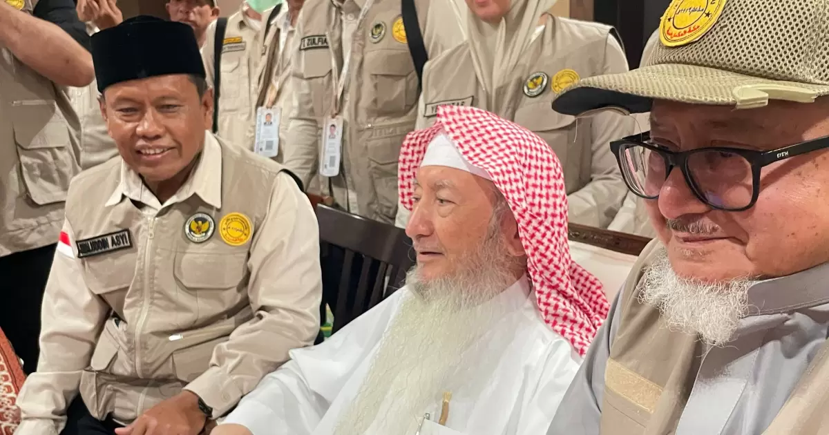 Nazir Waqaf Baitul Asyi, Dr. Syaikh Abdul Latif Muhammad Baltu (Tengah)