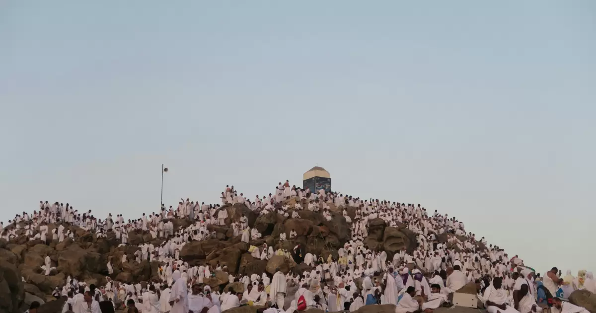 a large group of people sitting on top of a rocky hill - Photo by ekrem osmanoglu on Unsplash