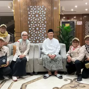 KH Shodiq Hamzah (Tengah)
