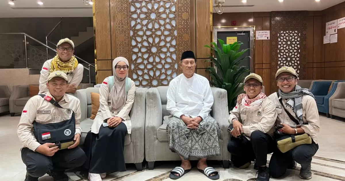 KH Shodiq Hamzah (Tengah)