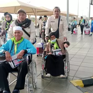 Didorong dengan Kursi Roda