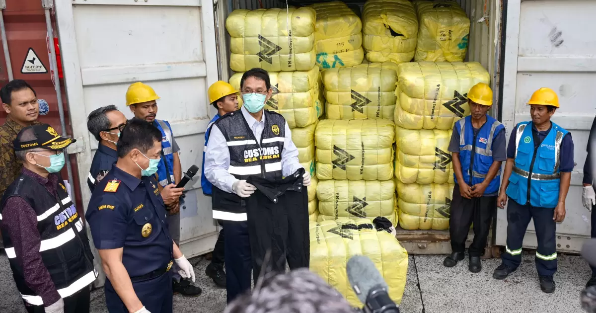 Sebanyak 43 Kontainer Pakaian Bekas Ilegal Senilai Rp37,5 M Berhasil Disita