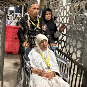 Jalur kursi roda untuk jamaah lansia