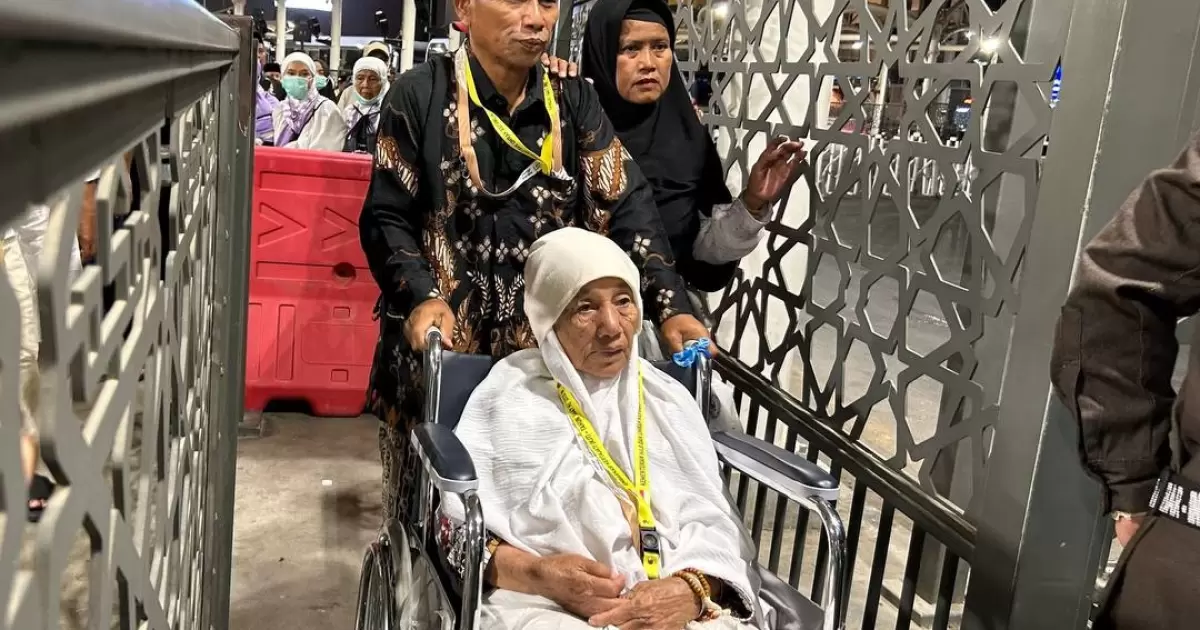Jalur kursi roda untuk jamaah lansia