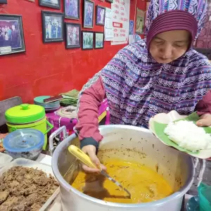 Menikmati Lodeh Kikil "Gang Kolesterol", Wisata Kuliner Wajib Peziarah Muktamar ke-35 NU