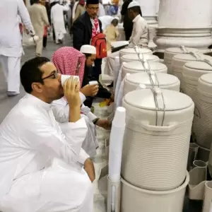 Minum Air Zamzam