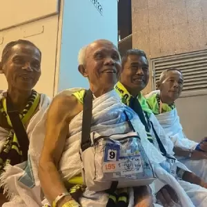 Zainudin (tengah)