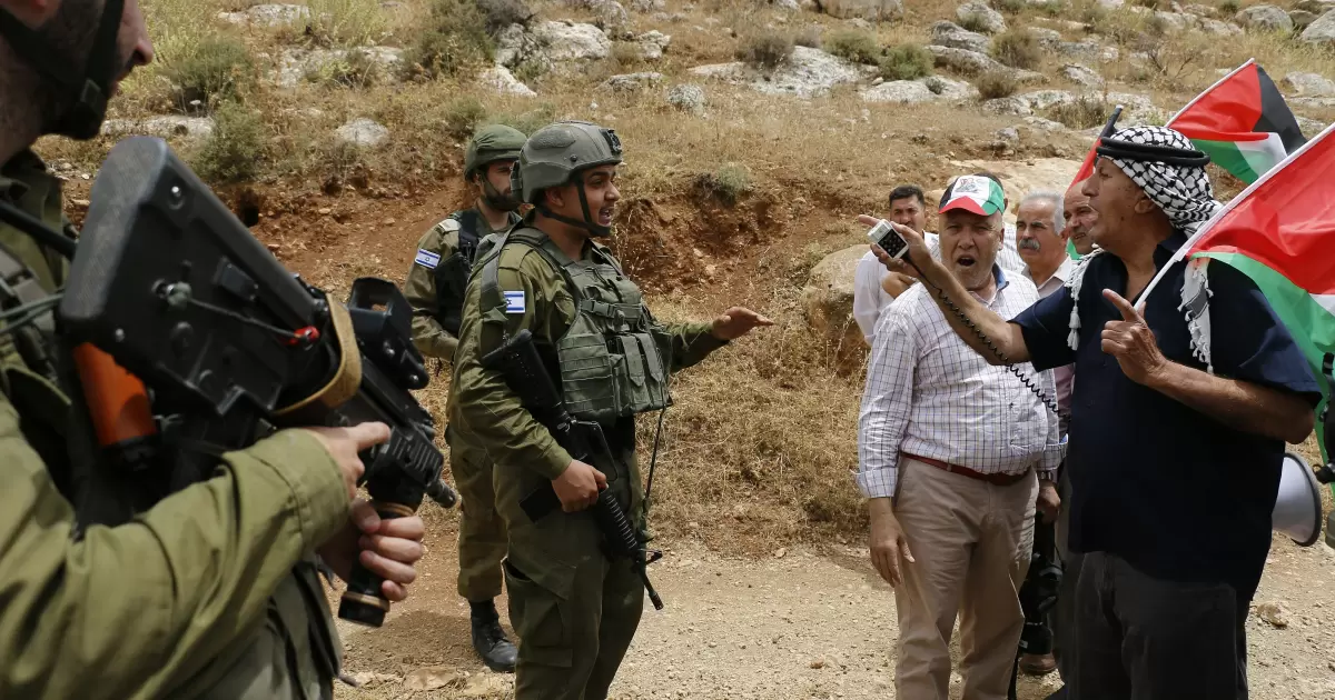 Tentara Israel Terekam Bermain Bola di Rumah Warga Palestina yang Diusir Pemukim