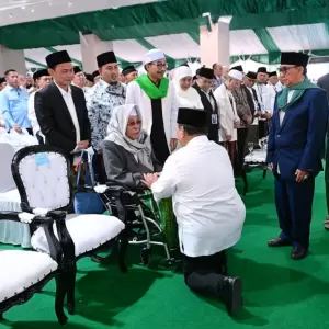 Momen Prabowo Bersimpuh Sungkem Kiai Nurul Huda Ploso Disaksikan Para Ulama Senior NU