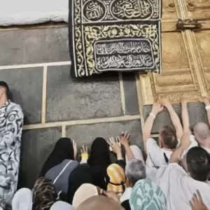 Doa dan Amalan saat Berada di Multazam, Tempat di Antara Pintu Ka’bah dan Hajar Aswad