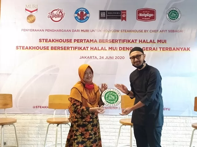 Holycow! Steakhouse by Chef Afit Kantongi Sertifikat Halal MUI