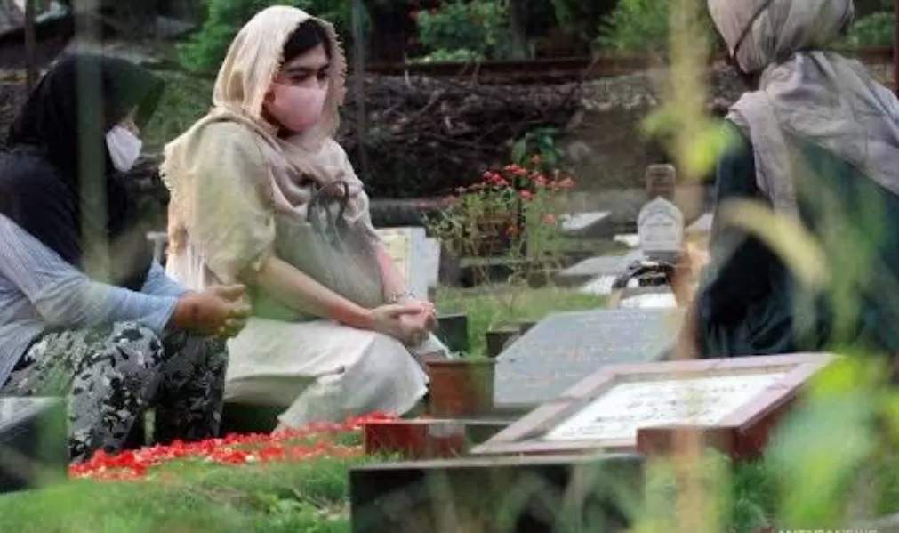 Apa Hukumnya Wanita Ziarah Kubur ?