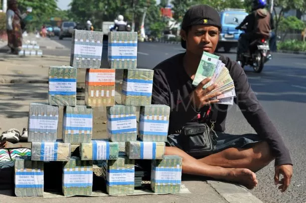 Jasa Tukar Uang Baru, Bagaimana Hukumnya?