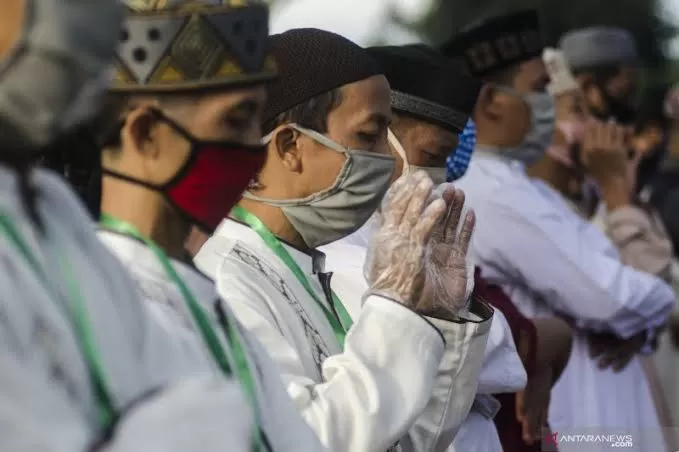 Respons Lepas Masker di Area Terbuka, Ketua MUI: Sholat Jamaah Buka Masker Asalkan Kondisi Sehat