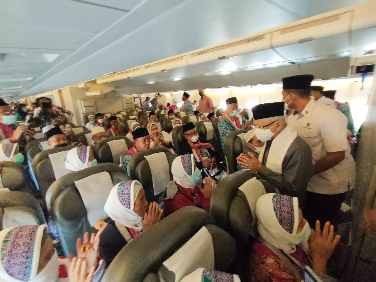 Kiai Ma’ruf Amin Melepas Keberangkatan Jamaah Haji Kloter Pertama dari Bandara Juanda Surabaya