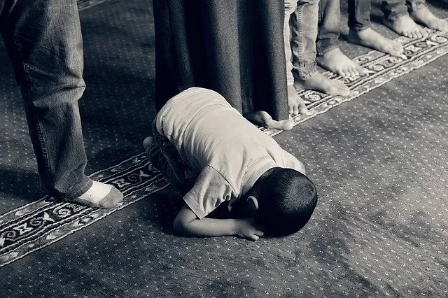 Membaca Ulang Hadits Pembiasaan Anak untuk Sholat dengan Memukul
