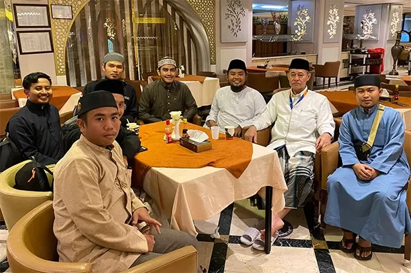 Laksanakan Umrah, KH. Ambo Asse Sempatkan Bersilaturahmi dengan Pelajar Sulsel di Madinah