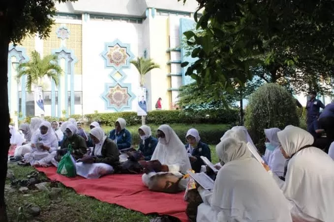 Bolehkah Sholat Sambil Pegang dan Baca Mushaf Alquran? Simak Fatwa MUI Berikut