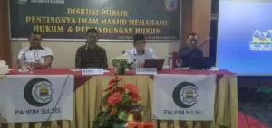 Imam Besar Masjid Al Markaz al Islami Jend M Yusuf, Prof. Muammar Bakry memberikan materinya di depan Imam Masjid SeSulawesi Selatan