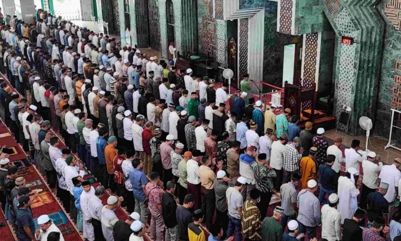 Peduli Cianjur, Ratusan Jemaah Masjid Al Markaz Al Islami Jend. M. Yusuf Laksanakan Salat Gaib