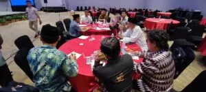 Ketua Komisi A memimpin Rapat Komisi di Hall Pembukaan Rakornas PINBAS MUI