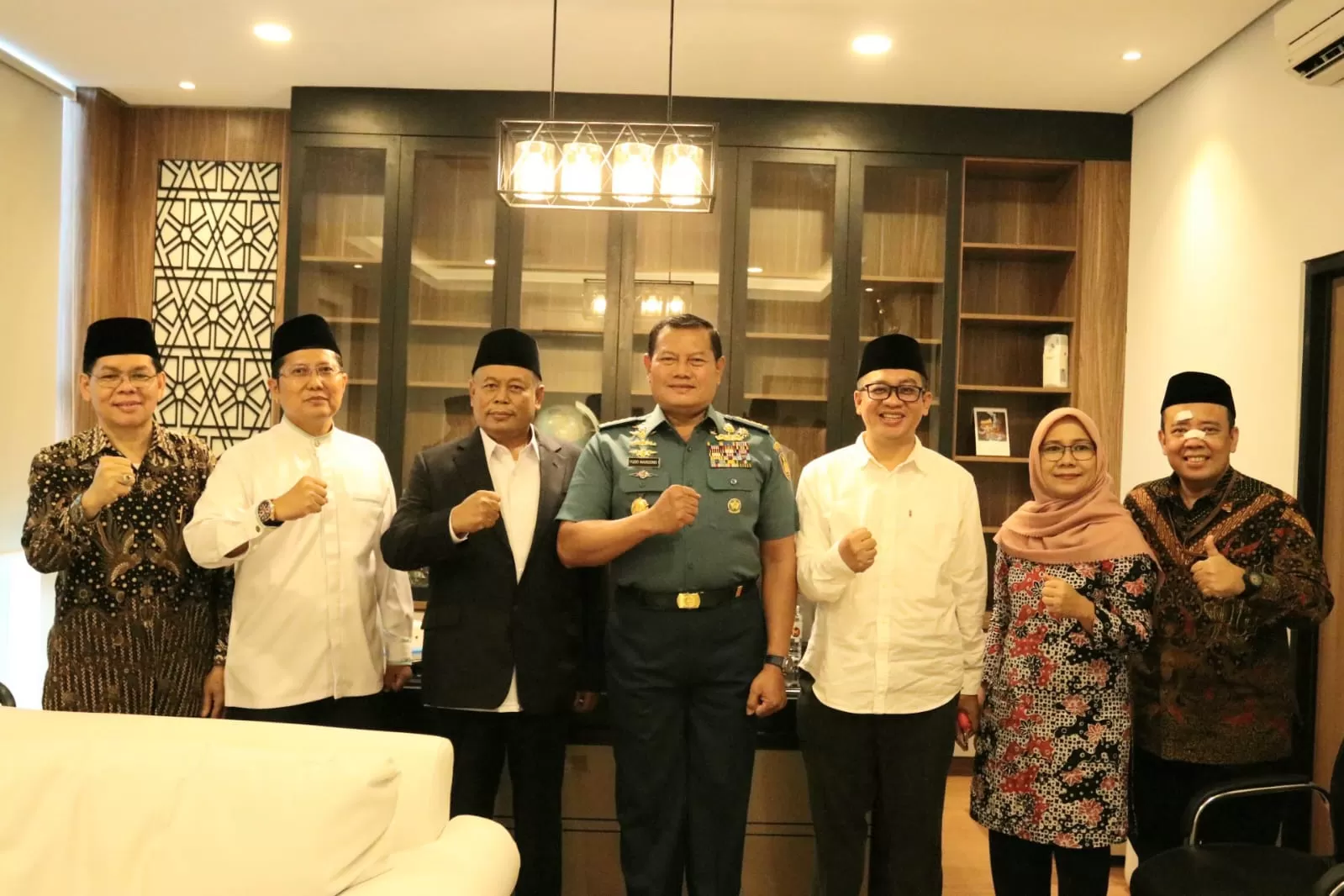 Silaturahim ke MUI, KSAL Turut Luncurkan Buku Doa Khusus Prajurit TNI AL