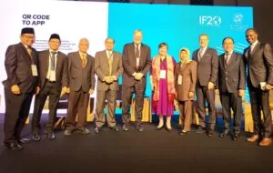 Foto bersama delegasi lainnya di booth G20 Interfaith Forum