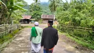 Ketua KDK MUI Sulsel berjalan bersama tokoh agama sesaat tiba di lokasi