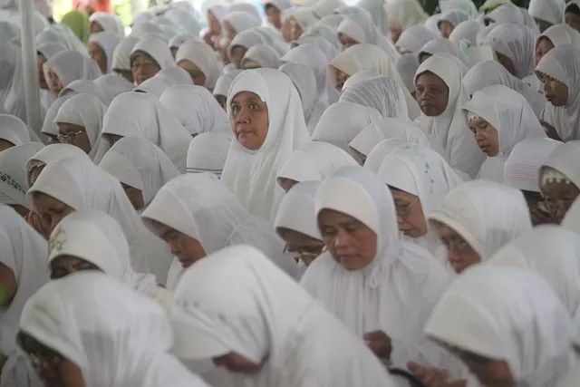 Hukum Muslimah Karier dan Mendudukkan Sunnah Berdiam Diri di Rumah Secara Proporsional