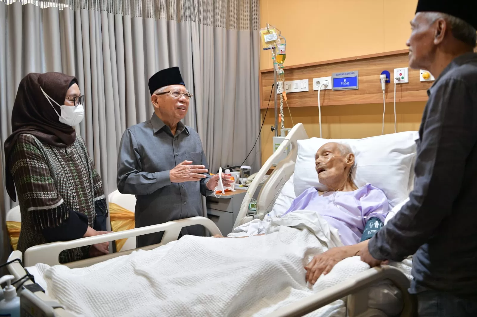 Wapres Jenguk KH Ali Yafie dan Doakan Kesembuhan Beliau