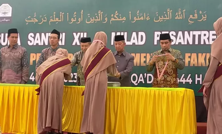 Wisuda Santri Al Fakhriyah: Ketum MUI Baca Kitab dan Uji Hafalan